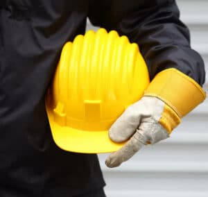 casco giallo e guanti per sicurezza sul lavoro
